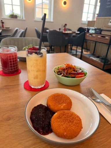 Backcamembert mit Beilagensalat