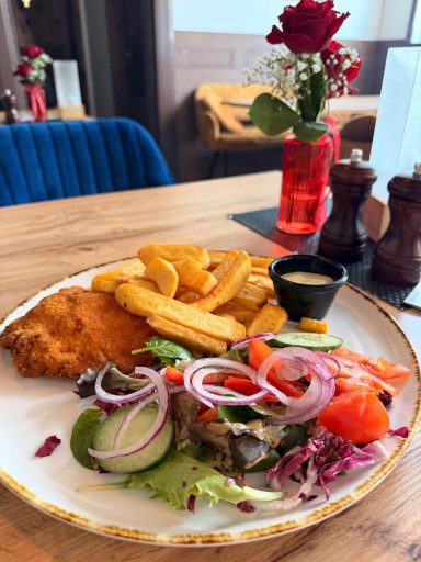 Cordon Bleu mit Pommes und Salat
